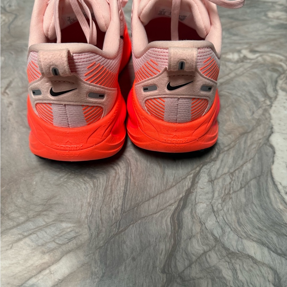Nike Women's Vomero 18 Shoes - Picture 4 of 8